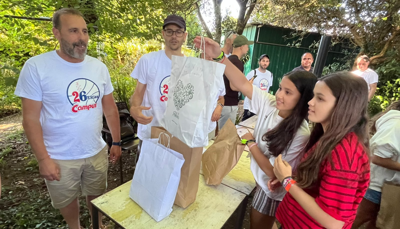 Reparto del material entre los participantes
