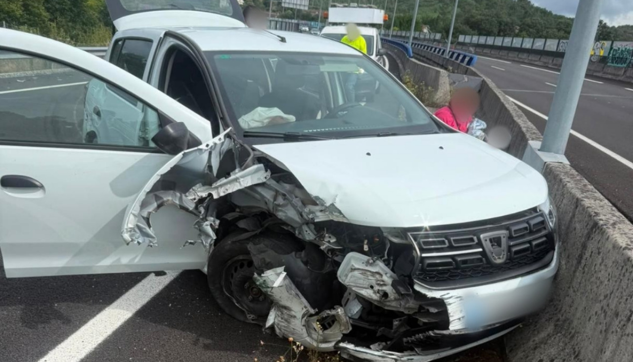 El Dacia Sandero en el que iban cinco integrantes de la formación musical aguiñense acabó estrellándose contra la mediana de hormigón