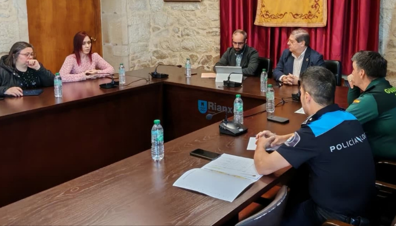Ana Vicente y Conchi Martínez, gerente y presidenta de la ARE, se reunieron en mayo con el alcalde, el subdelegado del Gobierno, el coronel de la Guardia Civil Fernando Piñeiro, y el jefe de la Policía Local de Rianxo, Rafael Romero