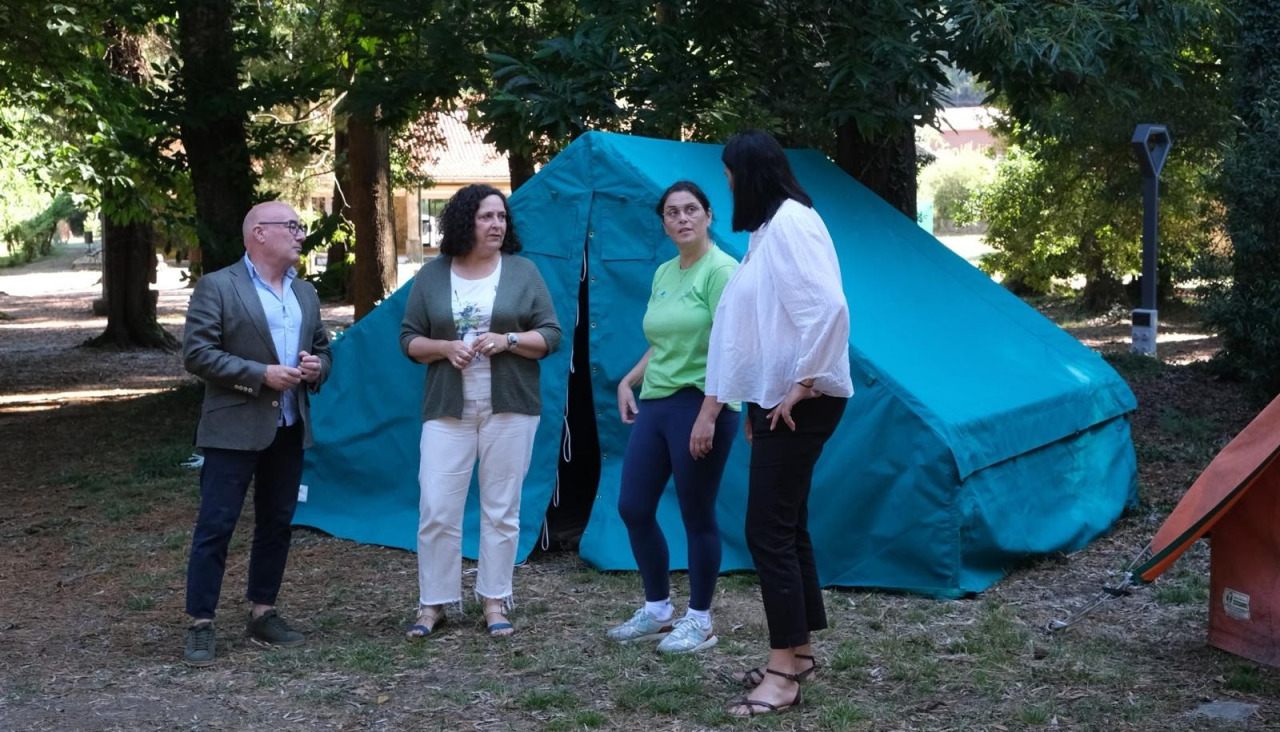 La delegada territorial de la Xunta supervisó los trabajos realizados y la incorporación de equipamientos en el campamento boirense