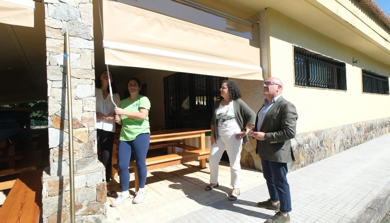 La delegada territorial de la Xunta supervisó los trabajos realizados y la incorporación de equipamientos en el campamento boirense