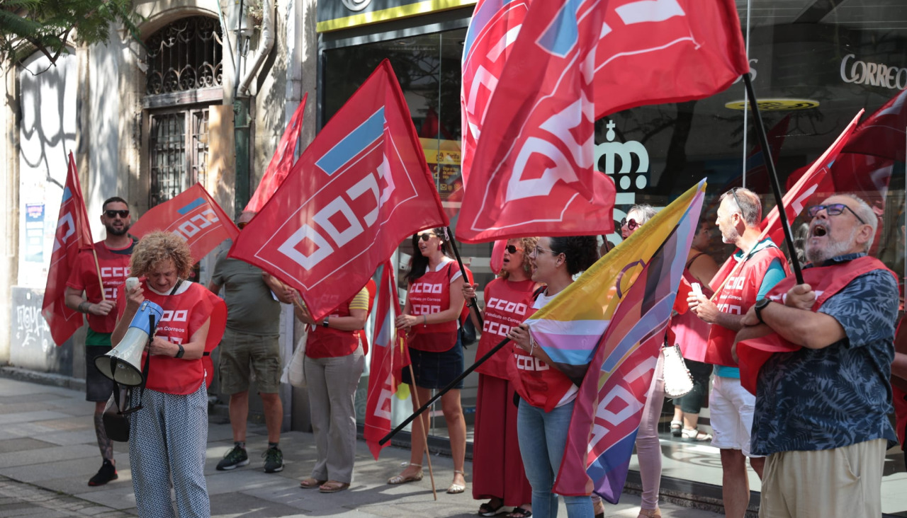 Protesta en Correos en Vilagarcía