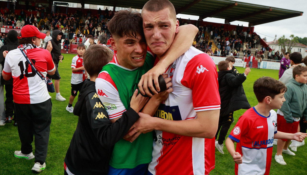 Samu Santos celebra el ascenso emocionado junto a Tomás Susavila