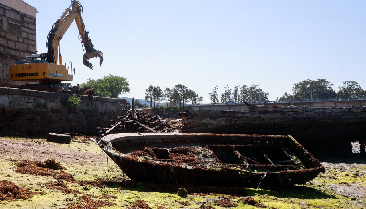 Las máquinas, durante los trabajos para extraer los restos de los barcos