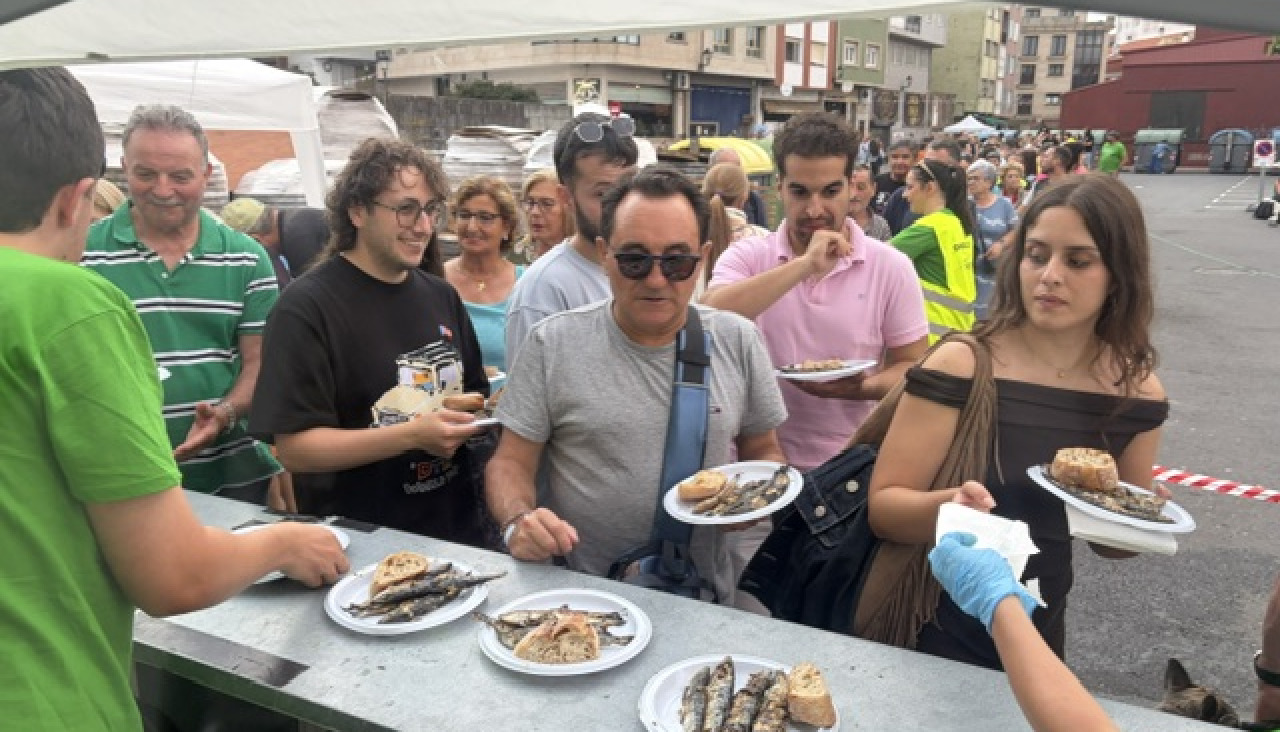 La sardinada de Bandourrío agotó las mil raciones que se elaboraron para la fiesta