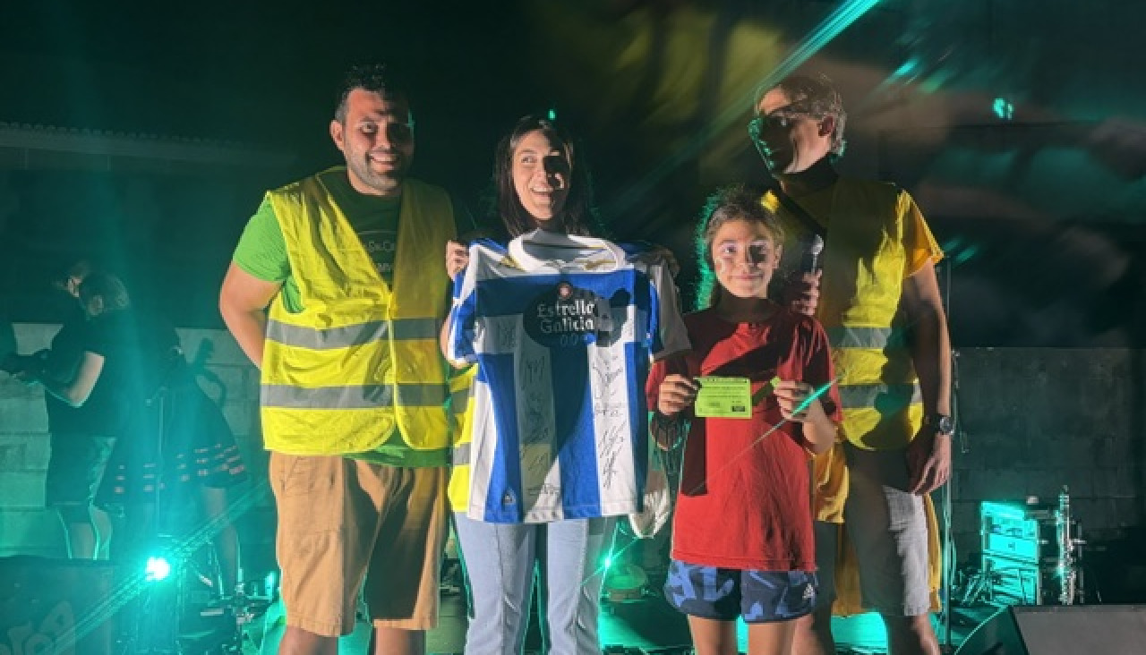 La Festa de Bandourrío incluyó el soprteo de una cesta con diferentes artículos y otros objetos sorpresa, como fue una camiseta del Deportivo