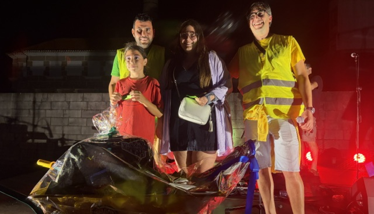 La Festa de Bandourrío incluyó el sorteo de una cesta con diferentes productos