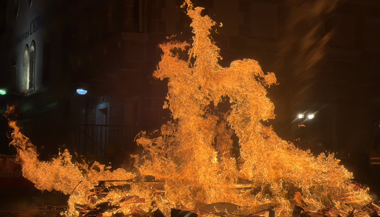 La Festa de Bandourrío incluyó el encendido de una hoguera