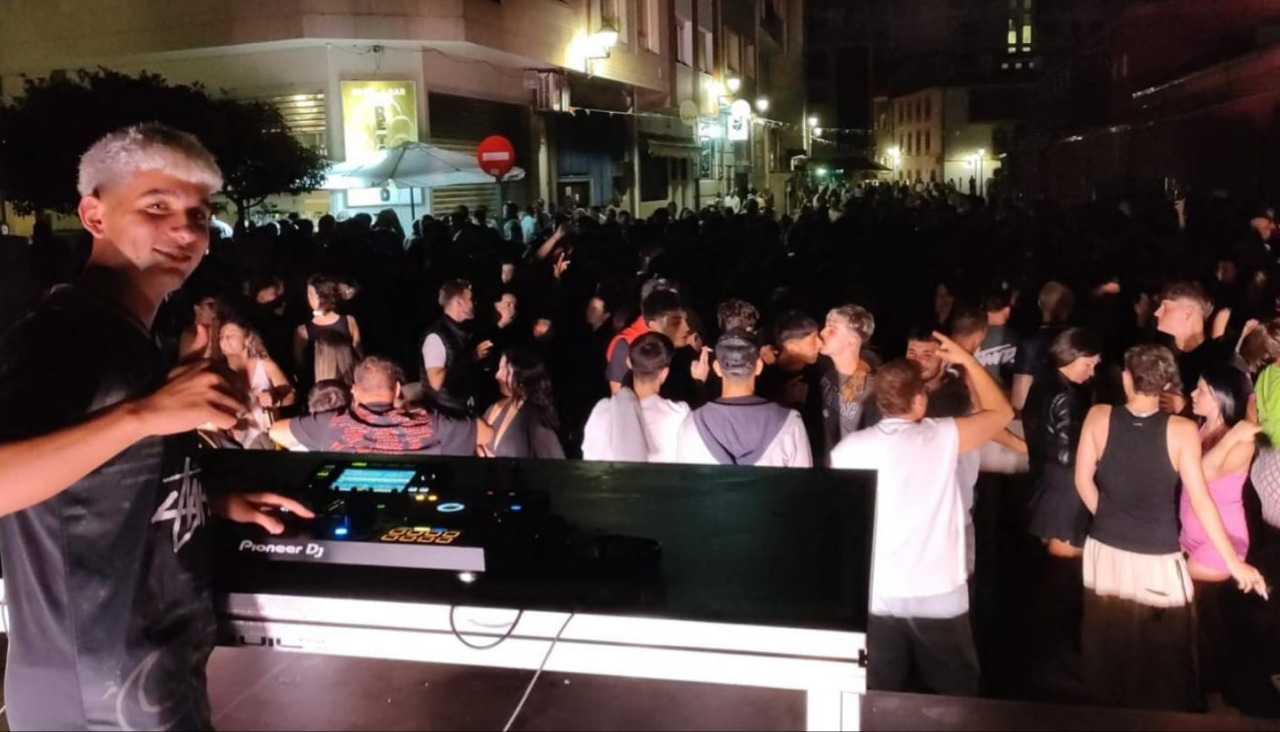 El DJ Mateo Abelleira amenizó las primeras horas de la madrugada pinchando música en la Praza de Pontevedra