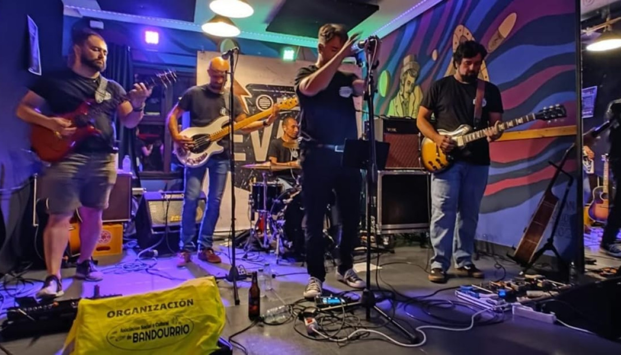 La emergente banda EVA 10 interpretó sus composiciones propias en un concierto en el Clandestino