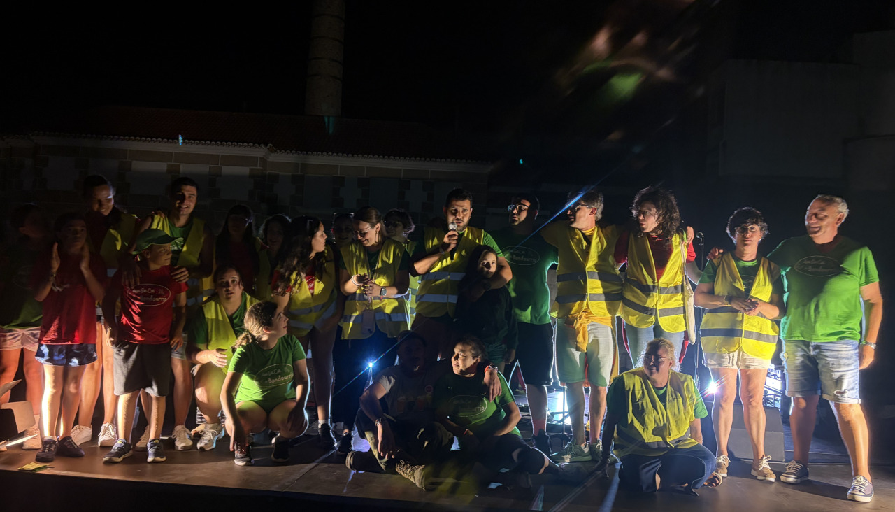 Integrantes de la organización se hicieron una foto de familia sobre el escenario de la Praza de Pontevedra