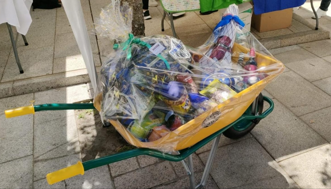 Durante la Festa de Bandourrío se procedió al sorteo de una cesta con diferentes productos y otros objetos sorpresa