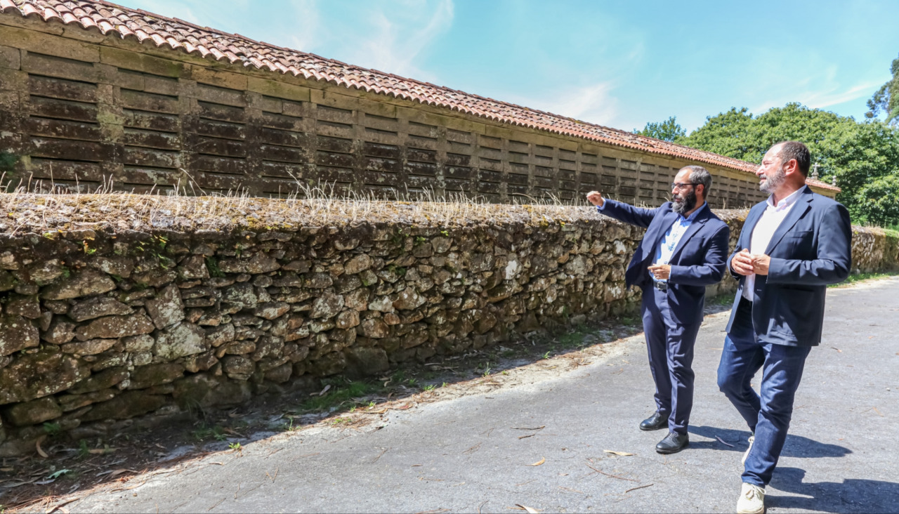 El alcalde de Rianxo y el director de Turismo de Galicia recorrieron el entorno del Hórreo do Araño en el que se desarrollará la intervención