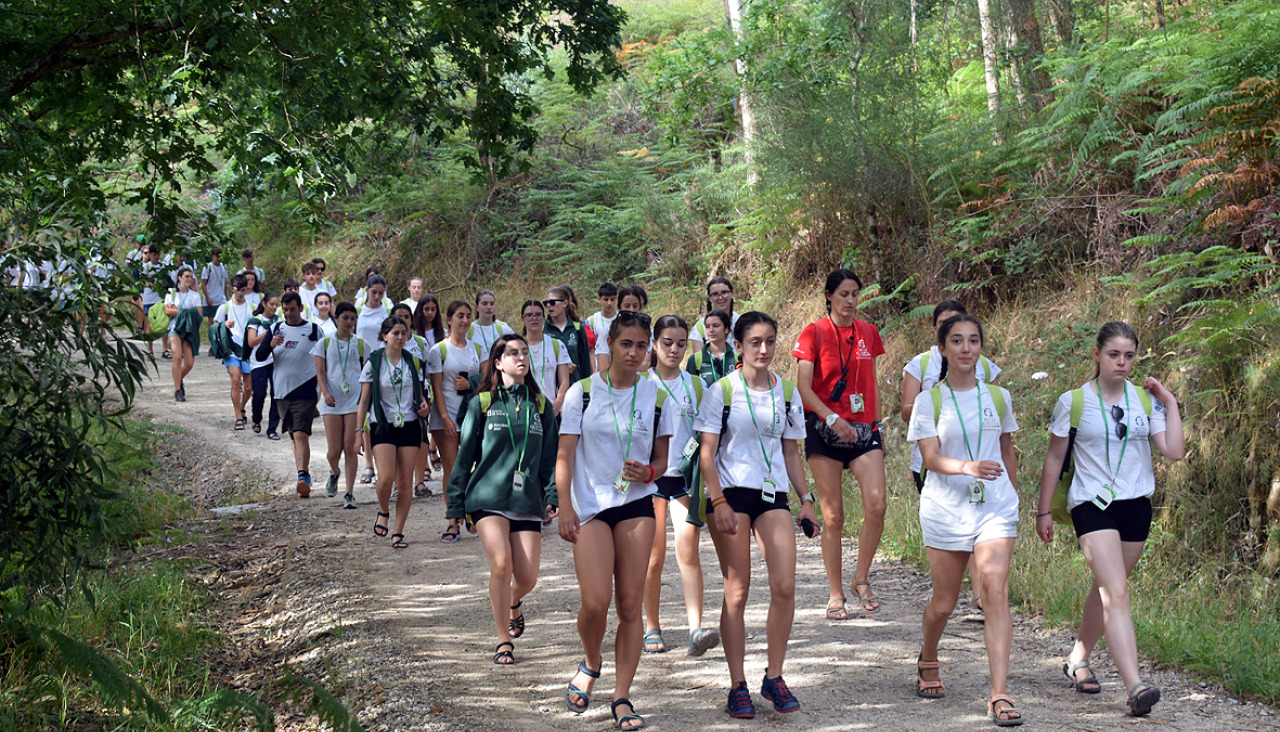 Los participantes de la Ruta Quetzal a su paso por Valga