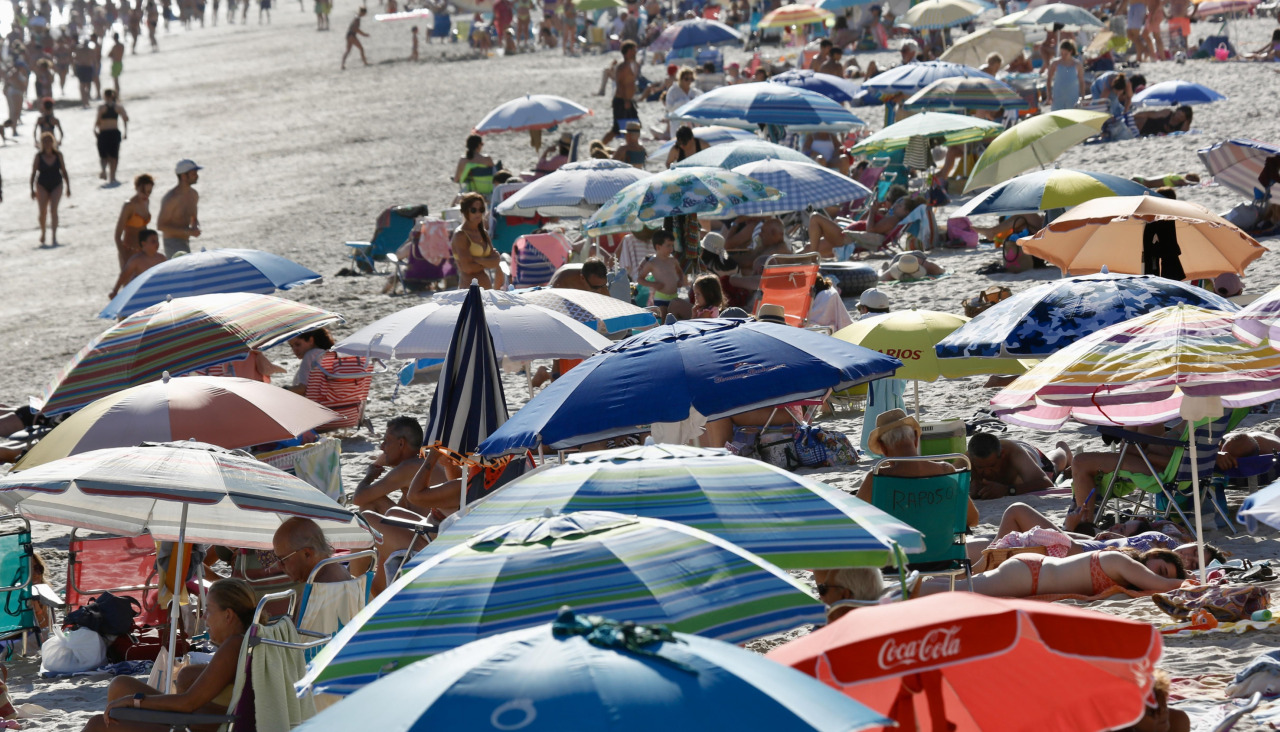 Turistas en la playa de Silgar de Sanxenxo el pasado lunes