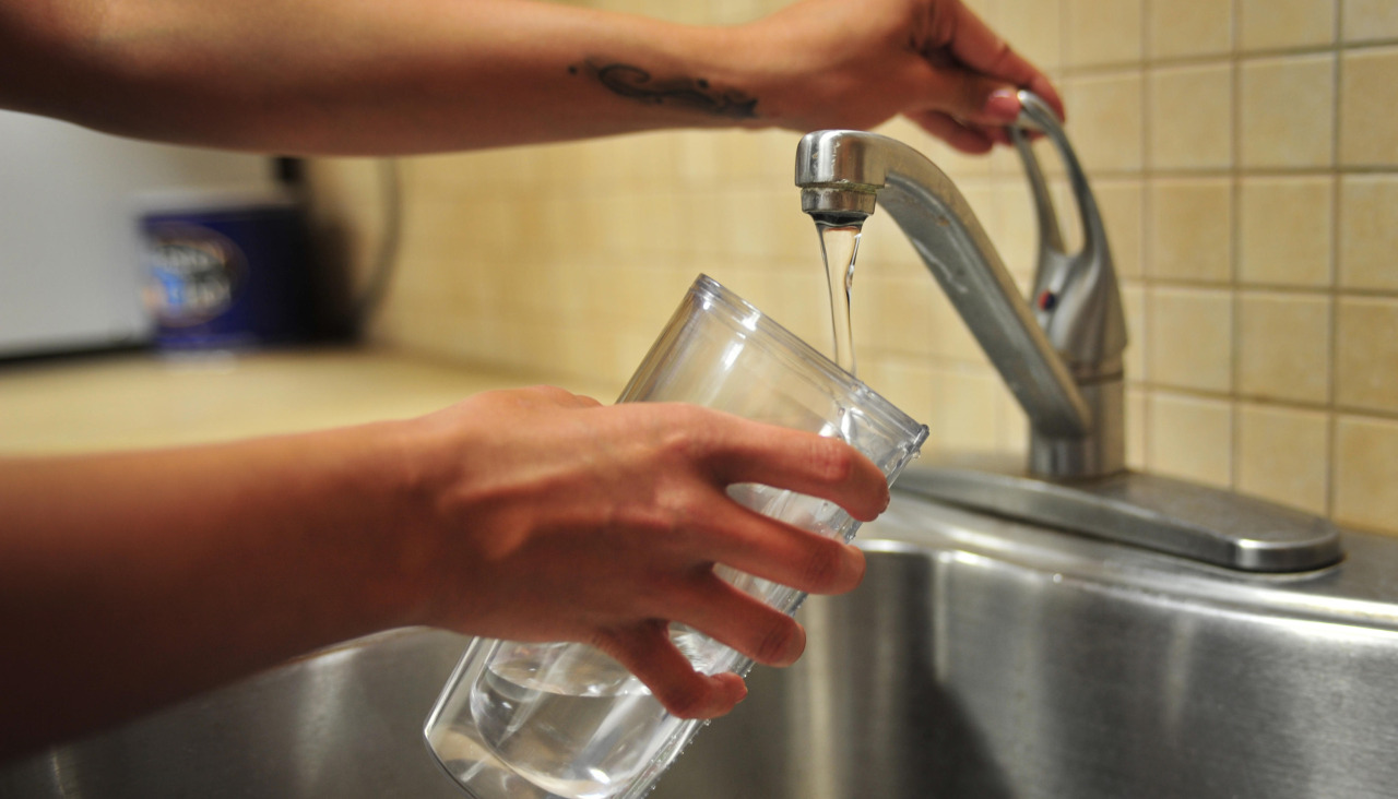 Imagen de archivo de una persona llenando un vaso de agua