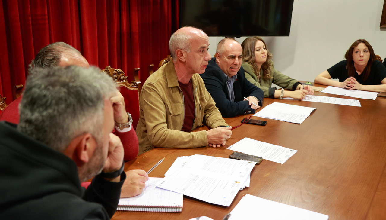 El alcalde, Gonzalo Durán, y parque de su ejecutivo, durante una sesión plenaria |