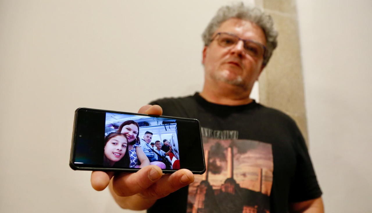 Eduardo Campos con una foto en el móvil de la familia