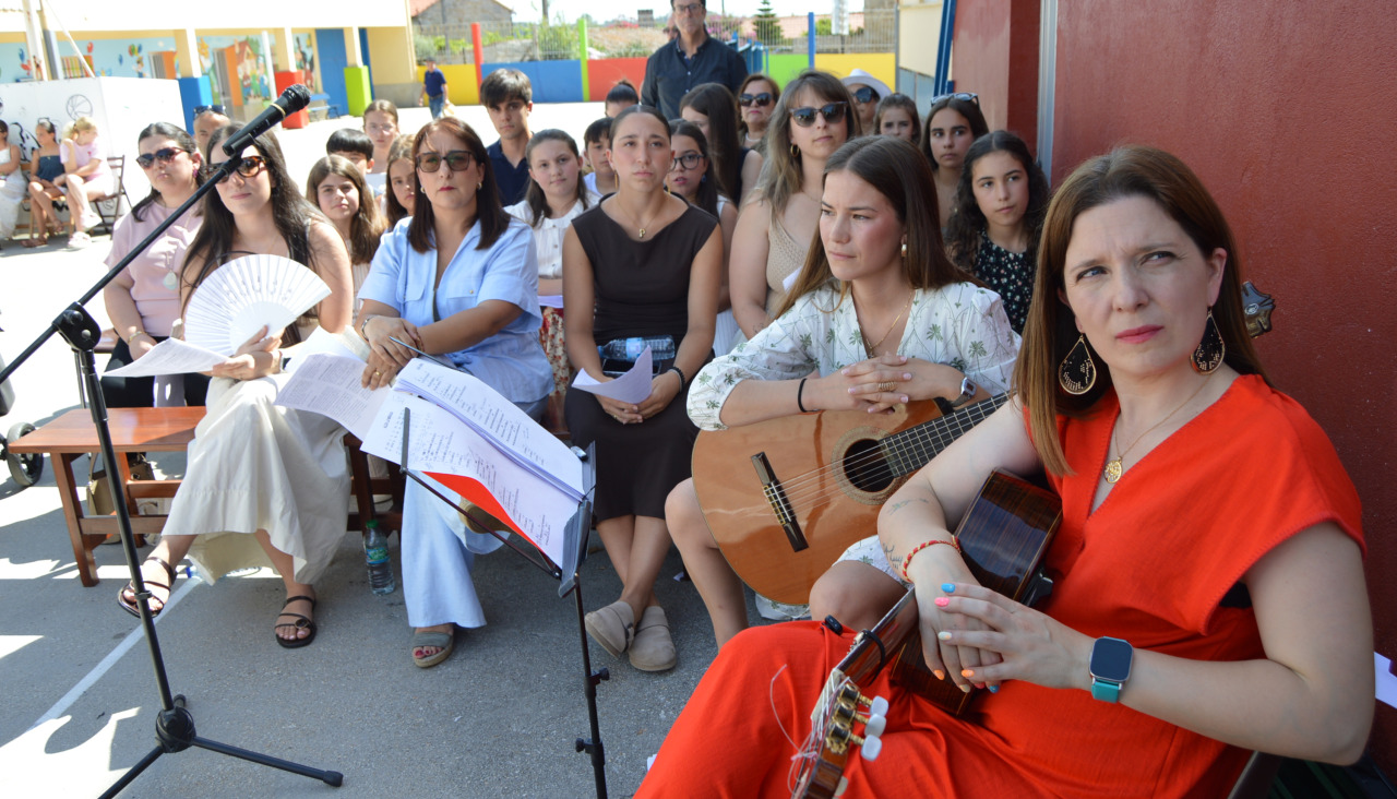 El coro parroquial, reforzado con antiguos componentes y alumnos y exalumnos del centro educativo ofrecieron varias actuaciones musicales