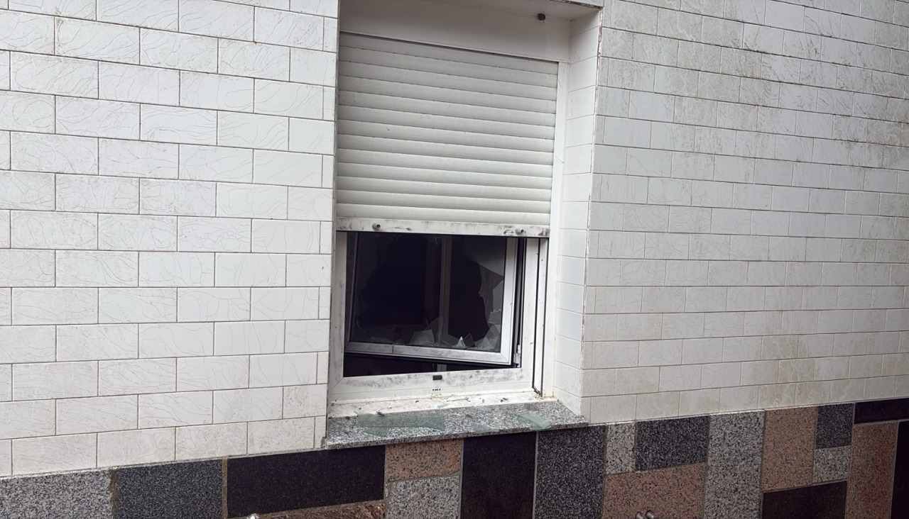 El cristal de una ventana de la casa apareció roto y en el interior de la misma echaron en falta un televisor plano y 20 kilos de pulpo congelado