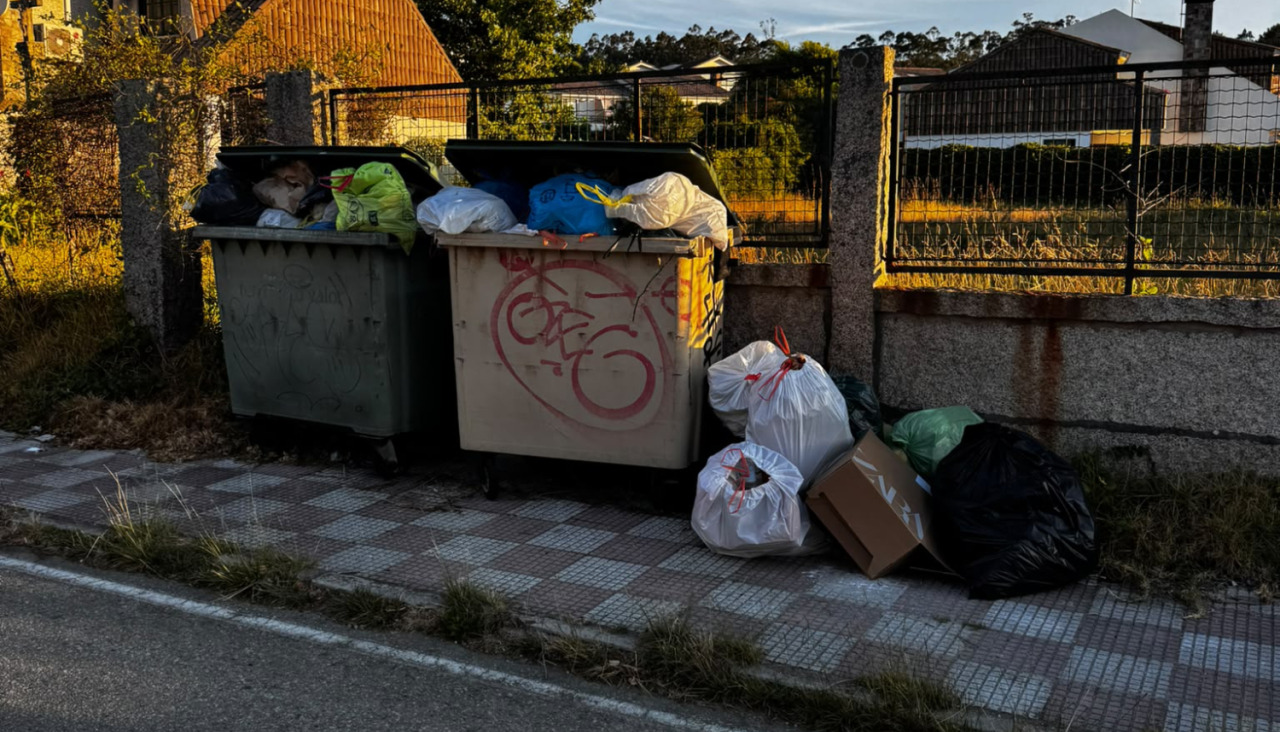Imagen de los contenedores de basura un lunes en San Vicente do Mar, O Grove