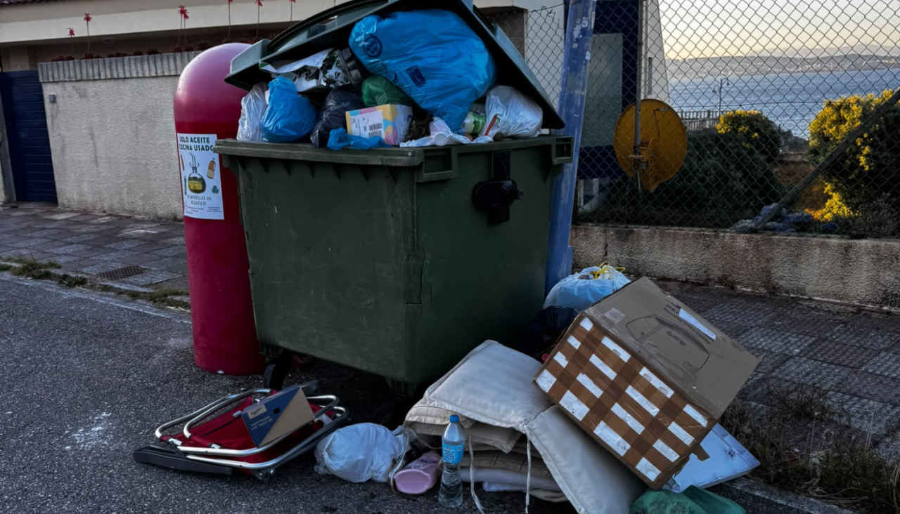 Imagen de los contenedores de basura un lunes en San Vicente do Mar, O Grove