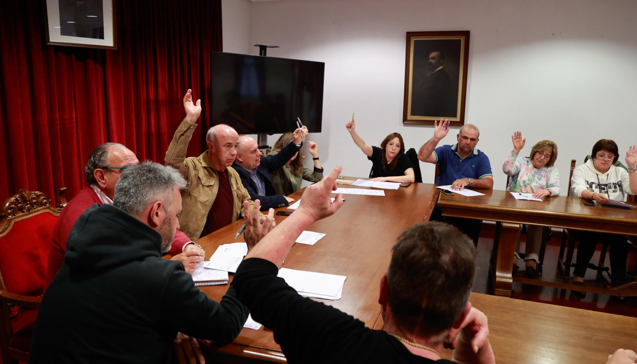 Parte de la Corporación municipal, durante el transcurso de una votación plenaria