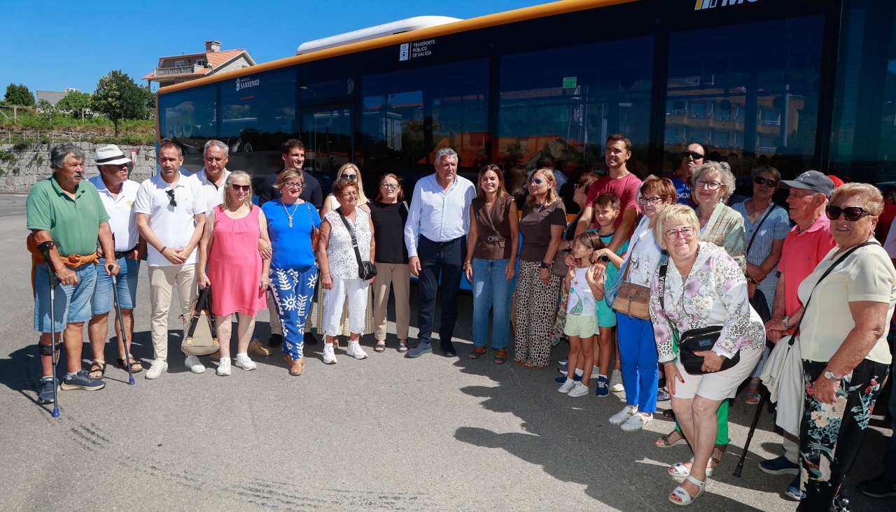 Estreno del bus urbano en Sanxenxo que unirá las parroquias de Dorrón y Bordóns con el centro