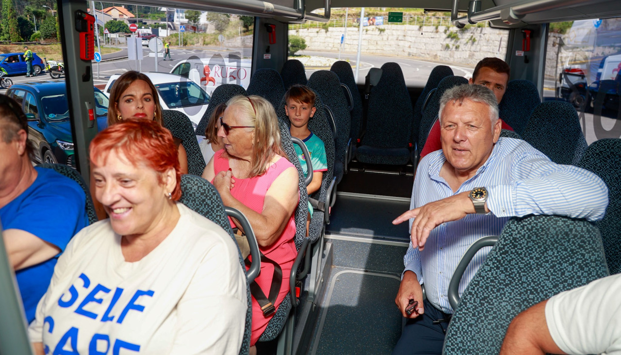 Estreno del bus urbano en Sanxenxo que unirá las parroquias de Dorrón y Bordóns con el centro