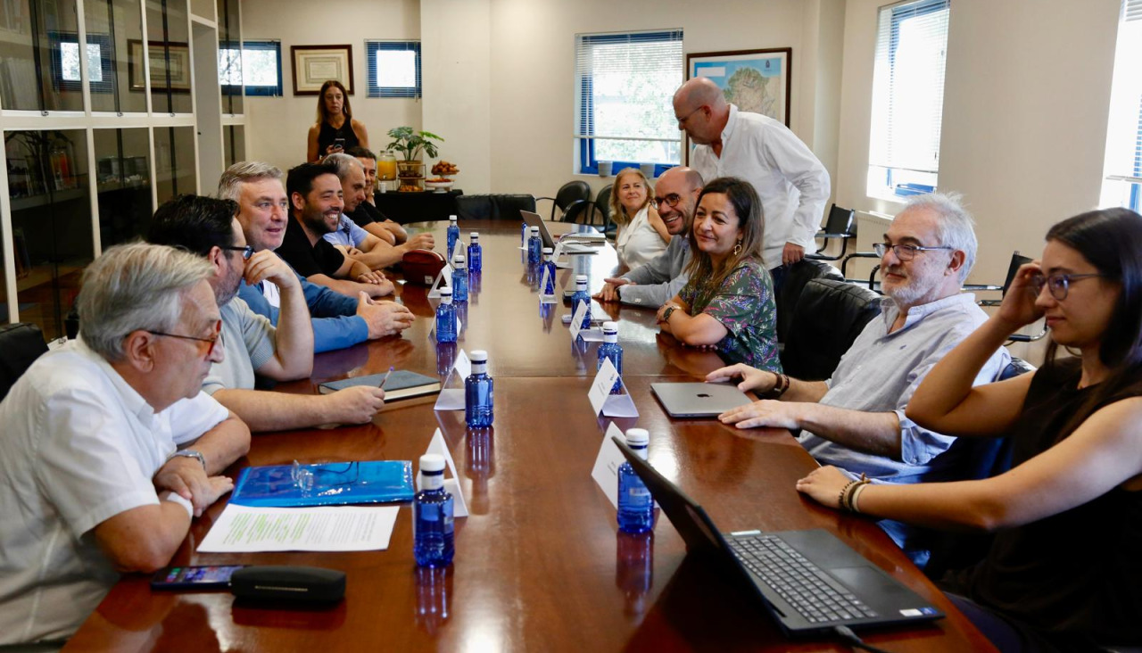 Reunión en la sede de Opmega