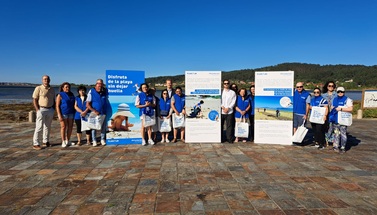 Presentación de la campaña 'Disfruta de la playa sin dejar huella' en A Toxa