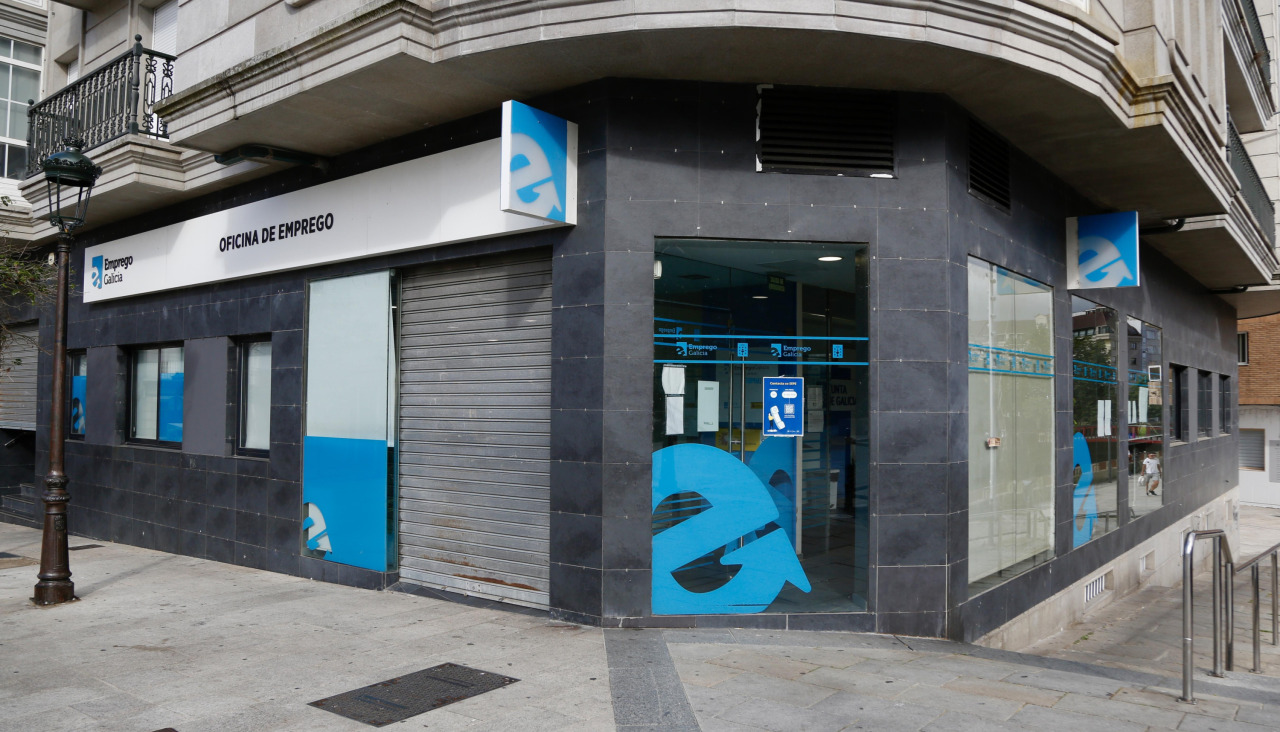 Fachada oficina de empleo, inem