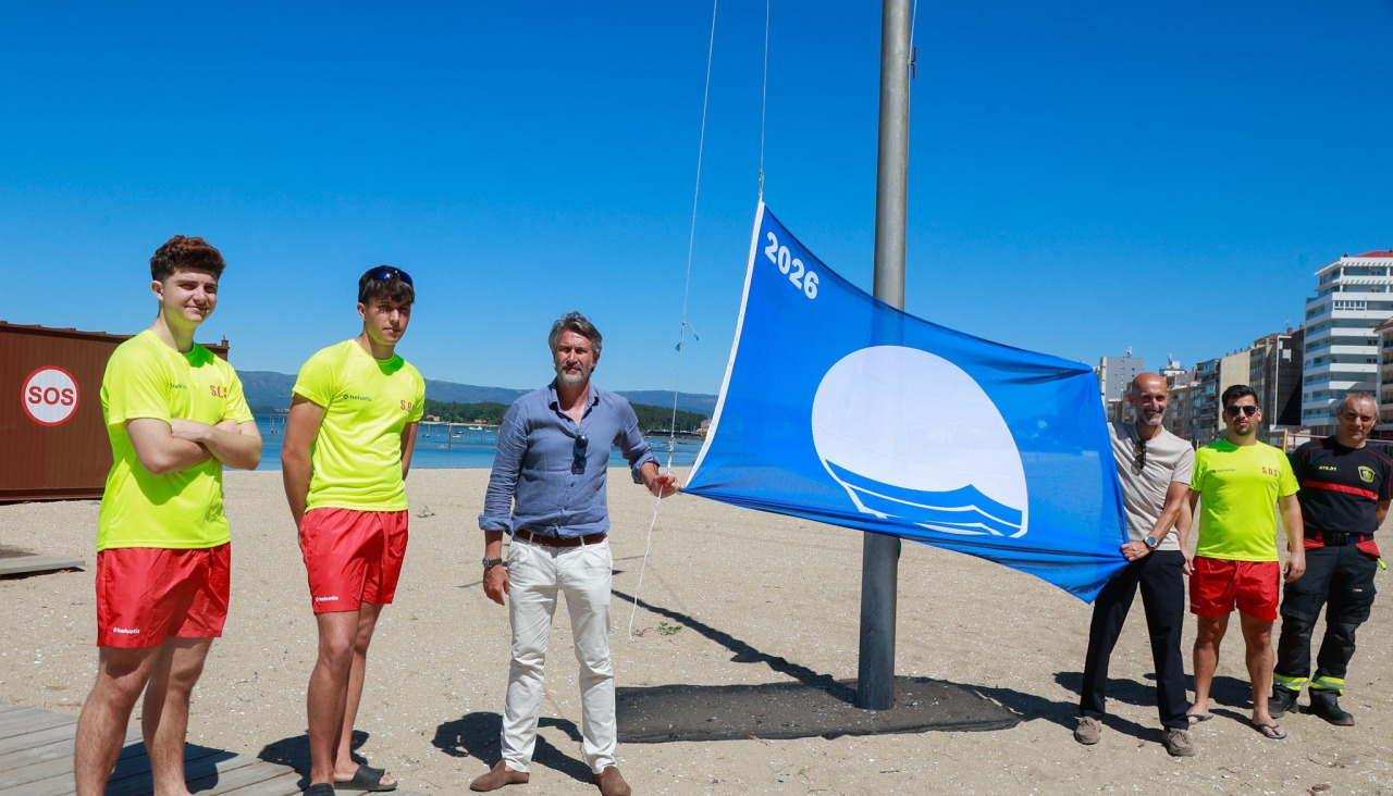 El alcalde de Vilagarcía, Alberto Varela, y el concejal de Turismo, Álvaro Carou, en el izado de la bandera azul en la Compostela