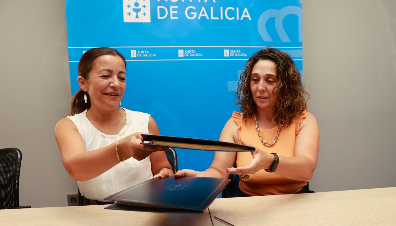 La Conselleira de Mar, Marta Villaverde, y la patrona mayor de O Grove, Mª del Carmen Besada, durante la firma