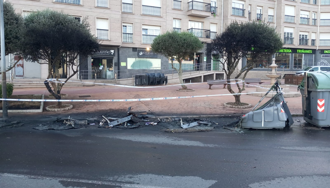 Cinco contenedores de basura quedaron completamente derretidos a causa de un incendio que se inició en uno de ellos y que se extendió rápidamente a otros depósitos de similares características