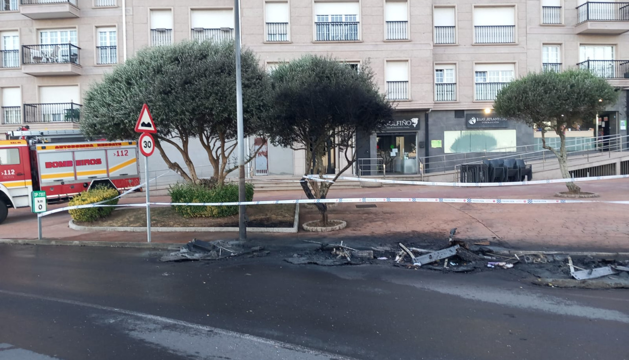 Los Bomberos de Ribeira no pudieron evitar que cinco contenedores de basura quedasen completamente calcinados a causa de un incendio que se inició en uno de ellos y que se extendió rápidamente