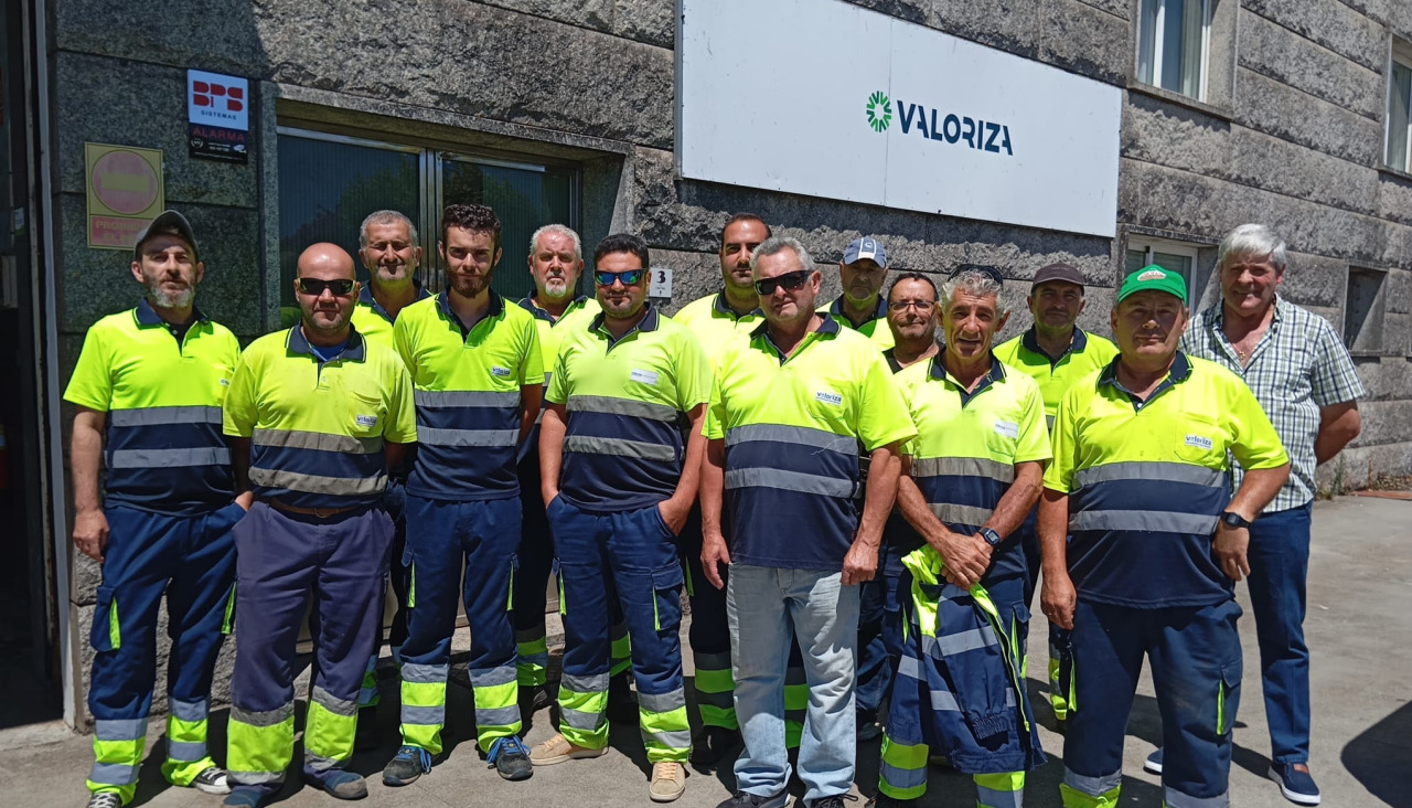 Los empleados, ante la sede de la firma