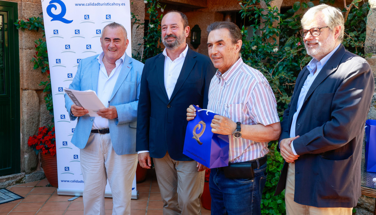 El director de Turismo de Galicia, Xosé Merelles, durante la entrega de los galardones
