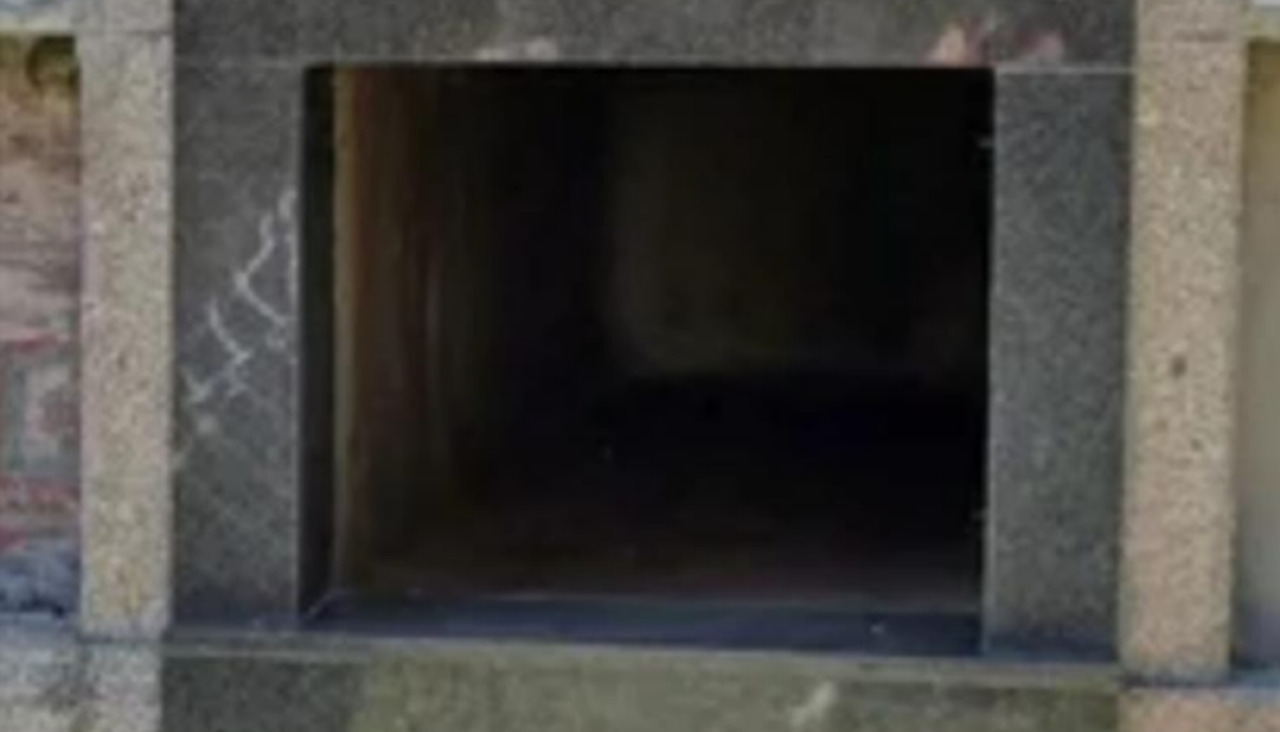 Imagen del nicho ya vacío en el que fue encontrado un esqueleto completo sin ropa, ni ataúd, ni sudario