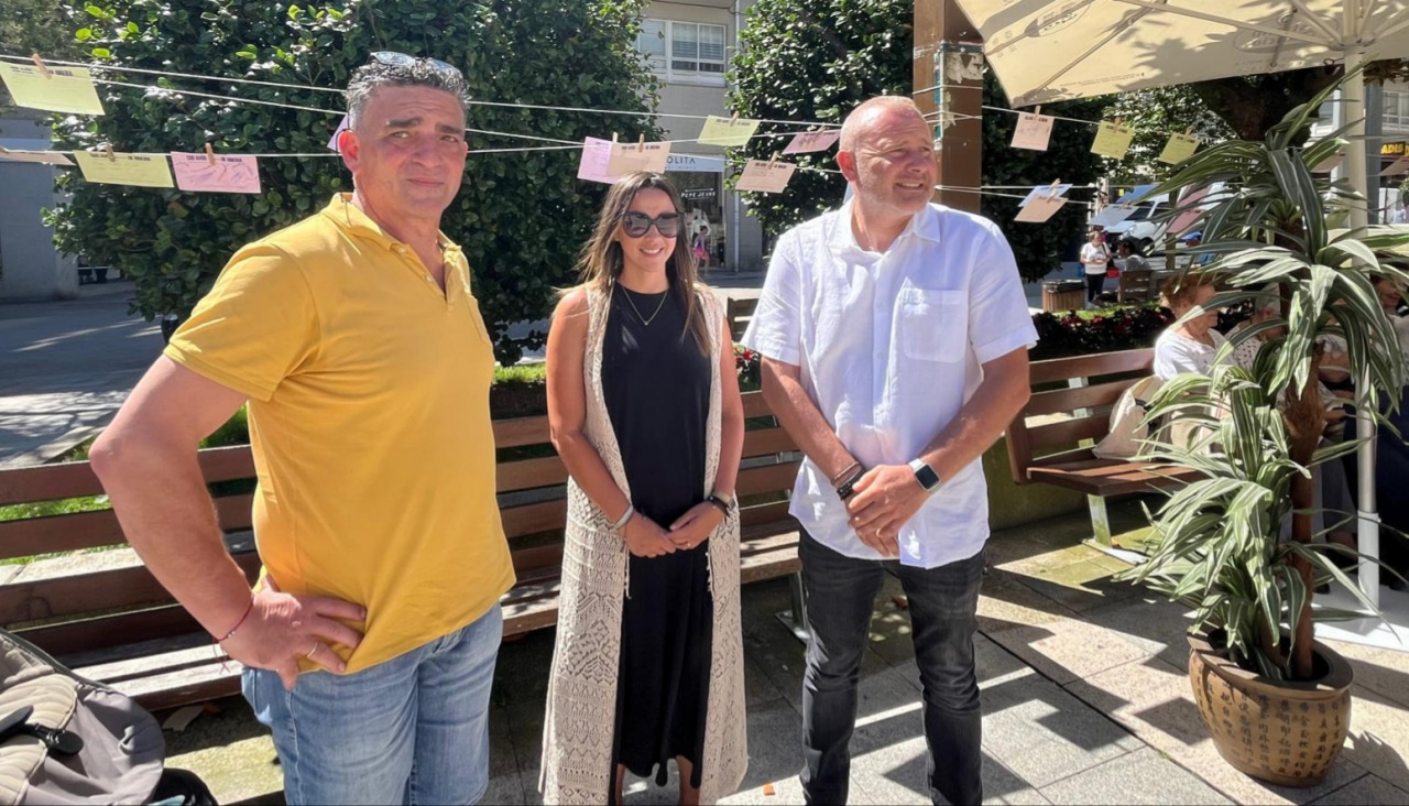 Francisco Martínez, junto a Carmen Pérez y Vicente Reiriz, asistió al cierre de campaña comercial en homenaje a los abuelos