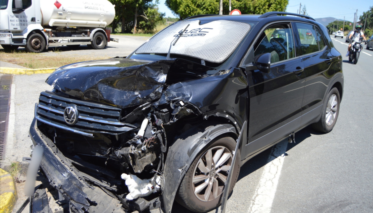 Estado en el que quedó la parte frontal del Volkswagen T-Croos, en el que iba el matrimonio de septuagenarios que resultaron más graves, tras el impacto frontal con un furgón