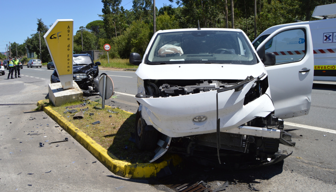 En el accidente por un choque frontal registrado en la carretera comarcal AC-550, a su paso por Salmón, se vieron implicados un furgón Toyota Proace y un Volkswagen T-Croos