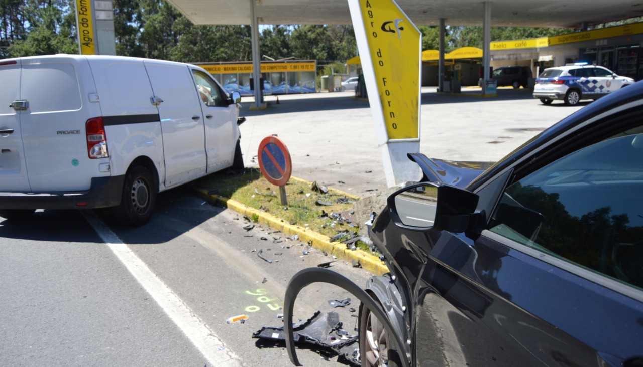 Un furgón Toyota Proace y un coche Volkswagen T-Croos se vieron implicados en una brutal colisión brontal en la carretera comarcal AC-550, a su paso por el lugar de Salmón, en la parroquia ribeirense de Oleiros