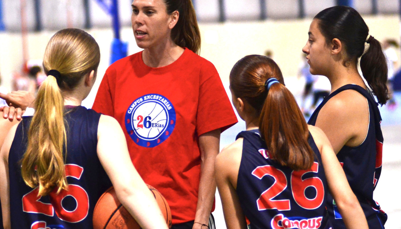 Anna Cruz charla con jugadoras del campus en uno de los entrenamientos en Fexdega