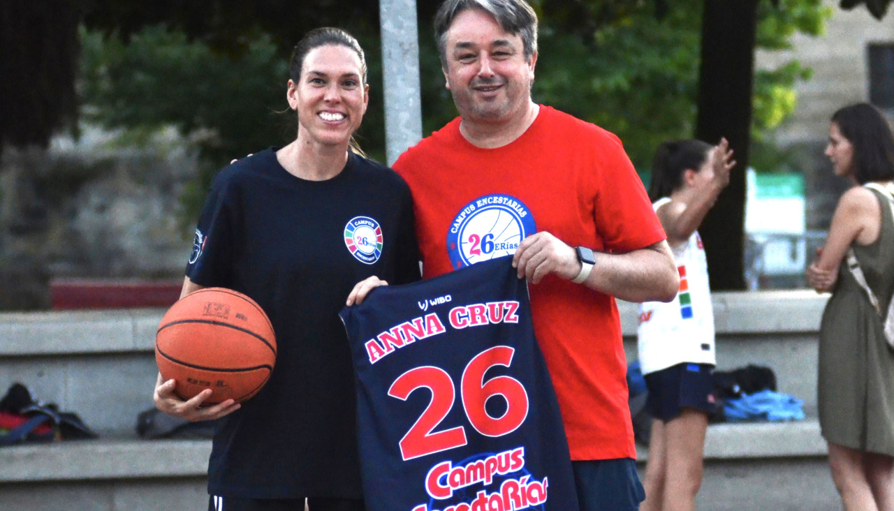 Anna Curz junto a Diego Doval,  presidente de la Asociación EncestaRías