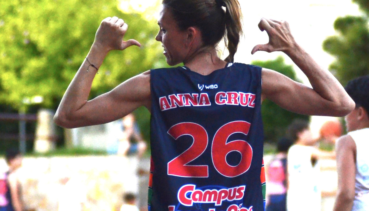 La campeona de la WNBA Anna Cruz está en Vilagarcía estos días participando en la octava edición del Campus de baloncesto EncestaRías