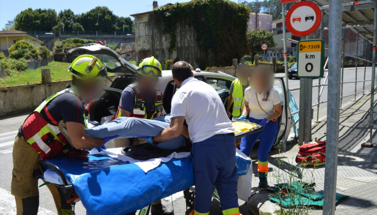 La mujer de 64 años herida en el accidente fue inmovilizada y trasladada en una ambulancia del 061 al servicio de Urxencias dle Hospital do Barbanza