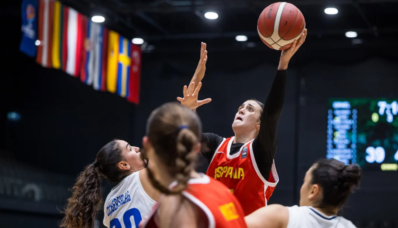 Irene Noya se eleva en una acción del primer partido del Europeo