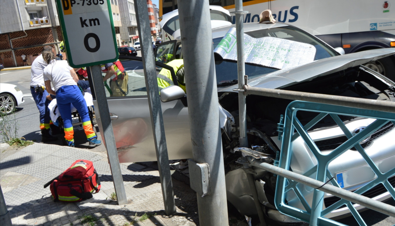 Uno de los coches implicados en el accidente acabó impactando contra un andamio de un edificio