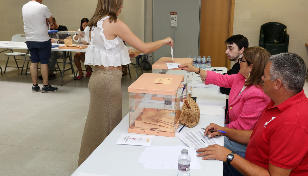 Votación en un colegio electoral de Vilagarcía